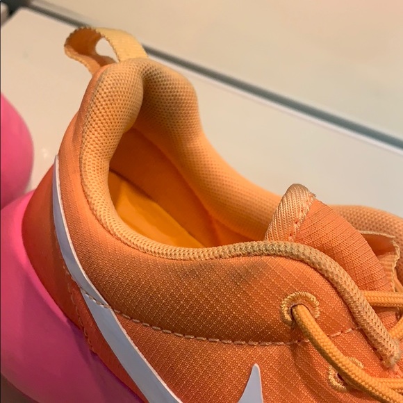 Women’s Nike Roshe Run Shoes pink ombre color - Picture 5 of 7